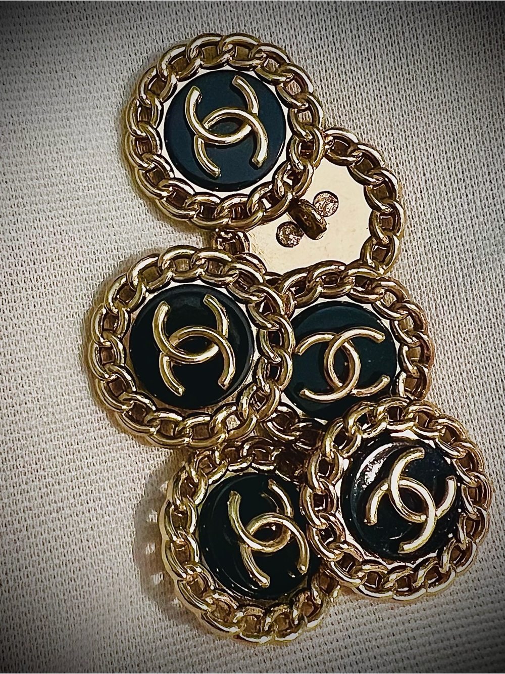 Cc-23mm(Set of 6)Gold-tone Scalloped Alloy/Black enamel shank Buttons/logo only